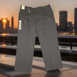 Haggar Pants Mens 44X30 Gray Classic Fit Pleated Comfort Waist Iron Free NEW